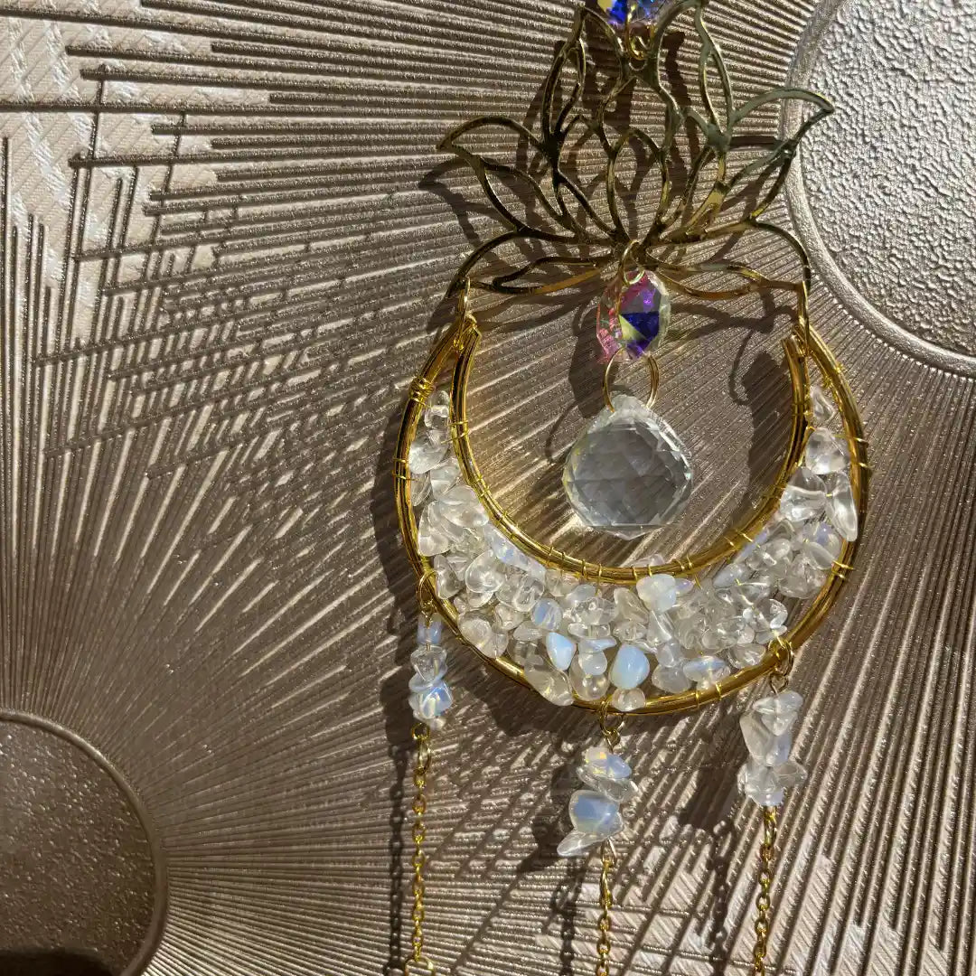 close up foto zonnevanger van bergkristal en opaal edelsteen