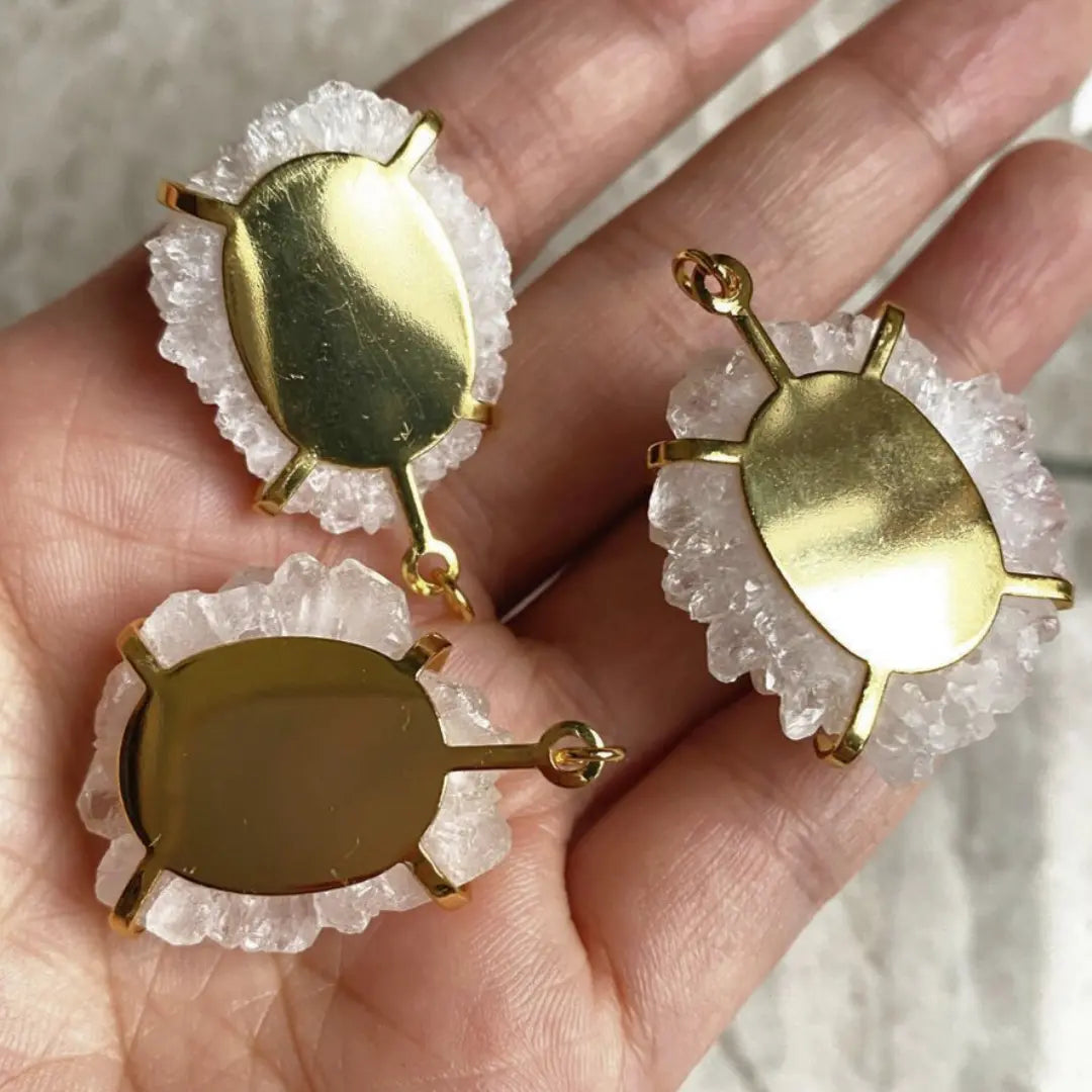 achterkant van de geode hangers bergkristal