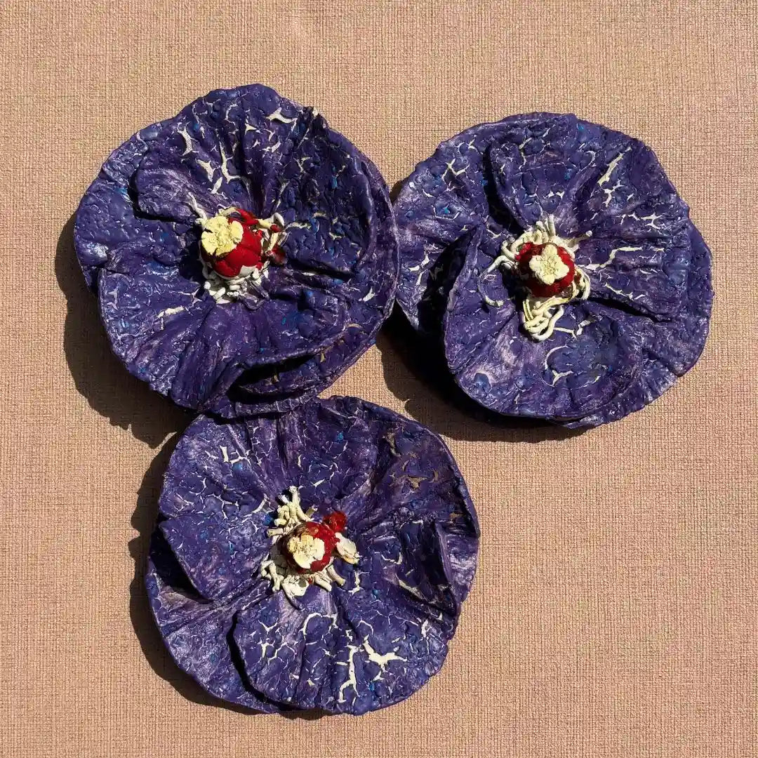 Stylingfoto met meerdere rode klaprozen van keramiek, decoratief wandobject