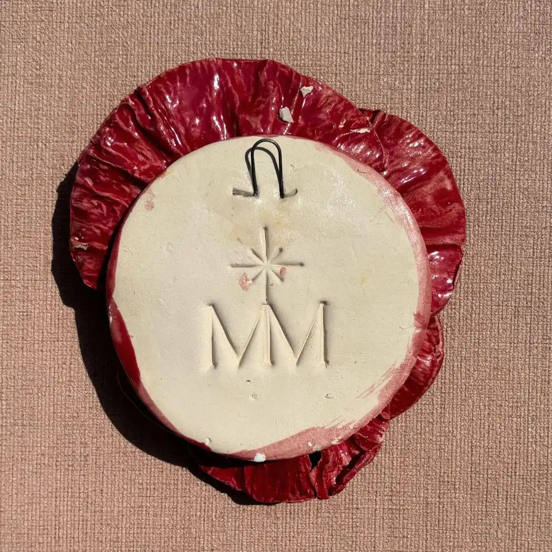 Ingedrukt merklogo op de achterkant van een unieke keramiek klaproos bloem