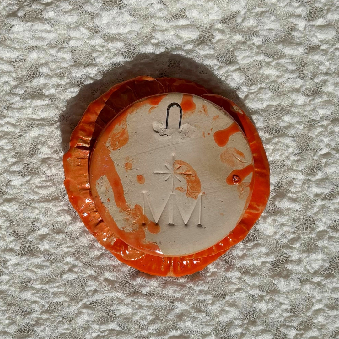 Zelfgemaakte keramieken klaproos oranje