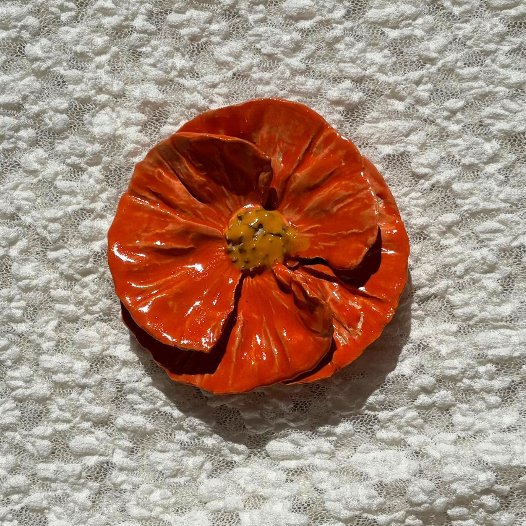 Oranje klaproos met de handgemaakt van keramiek