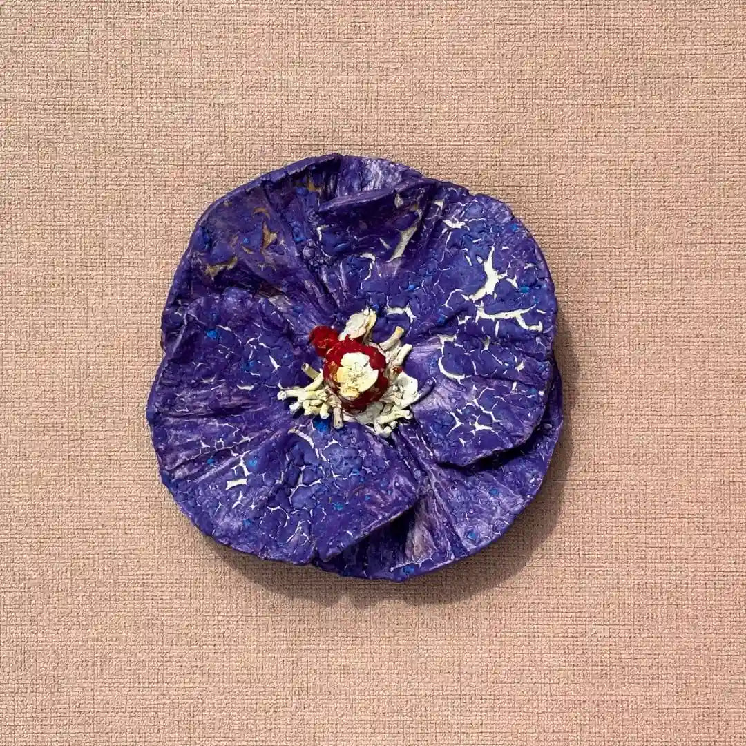 Handgemaakte paarse keramiek klaproos als wanddecoratie