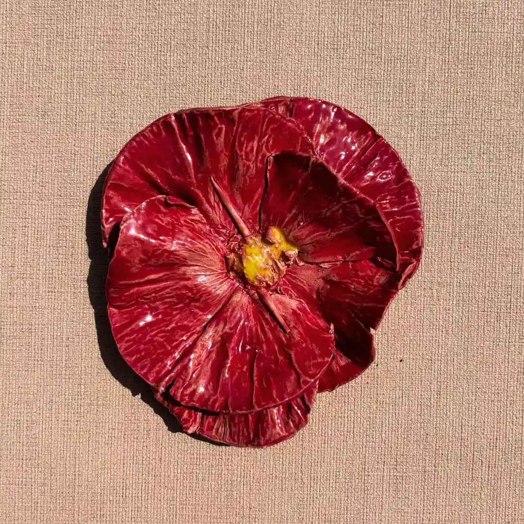 Handgemaakte geglazuurde rode klaproos van keramiek