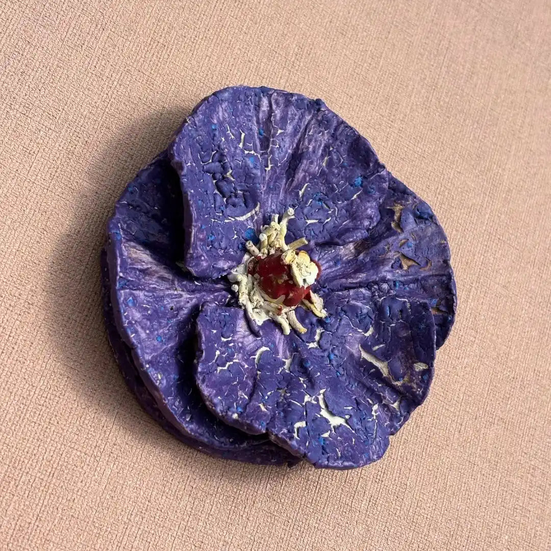 Unieke muurdecoratie in de vorm van een paarse keramieken klaproos