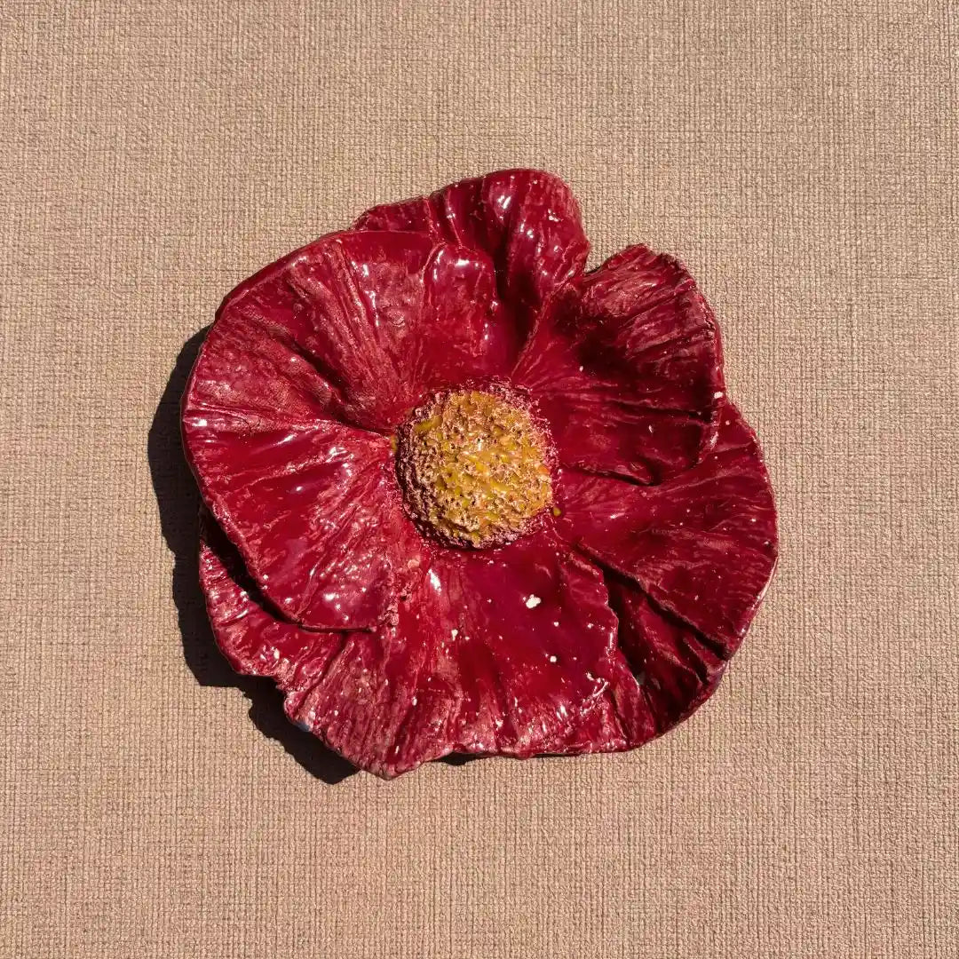 Unieke muurdecoratie in de vorm van een rode keramieken klaproos