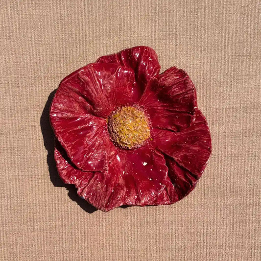 Unieke muurdecoratie in de vorm van een rode keramieken klaproos